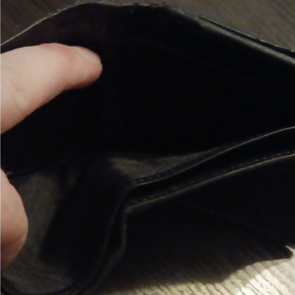 Gucci Vintage Black Leather
Unisex Wallet with Red and Green
Stitching (EUC) - Picture 10 of 14